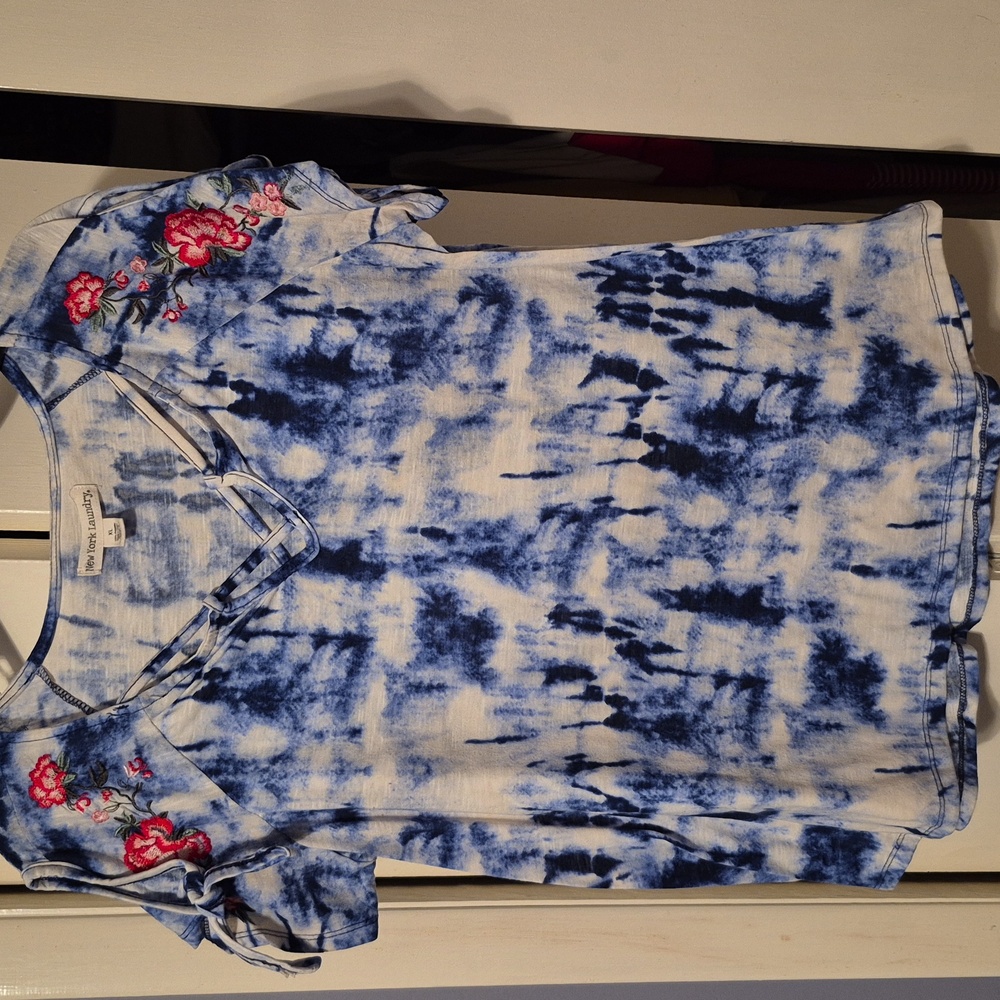 New York Laundry Blue Tie-Dye Blouse with Red Floral Accents XL